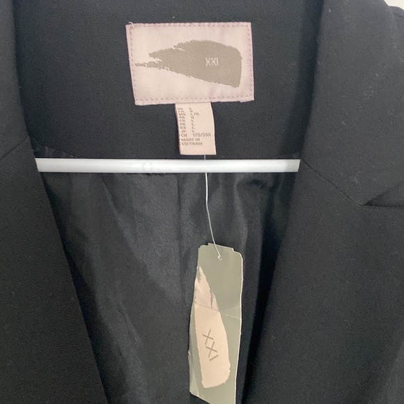Forever 21 Black Blazer Jacket with Pockets. Button Closure. - Picture 2 of 4